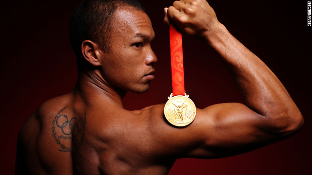 Decathlete americano Bryan Clay mostra seu 2008 medalha de ouro olímpica em uma foto publicitária.