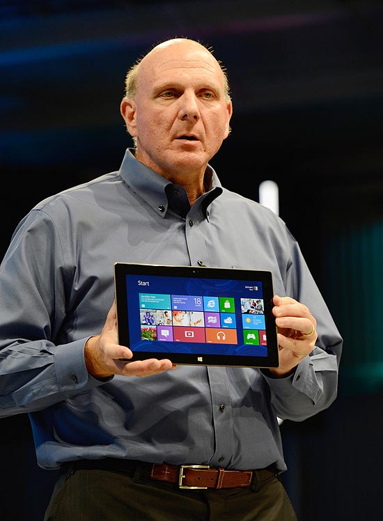 Steve Ballmer, executivo-chefe da Microsoft, mostra o Surface