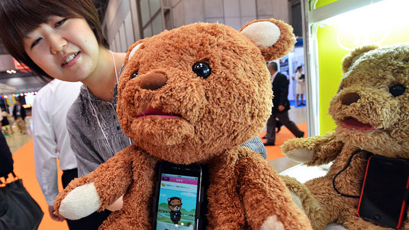 Funcionária da empresa japonesa Cube exibe o "Cocolo Bear", um robô em forma de urso de pelúcia pode falar até 600 palavras por meio do iPhone instalado no seu corpo`