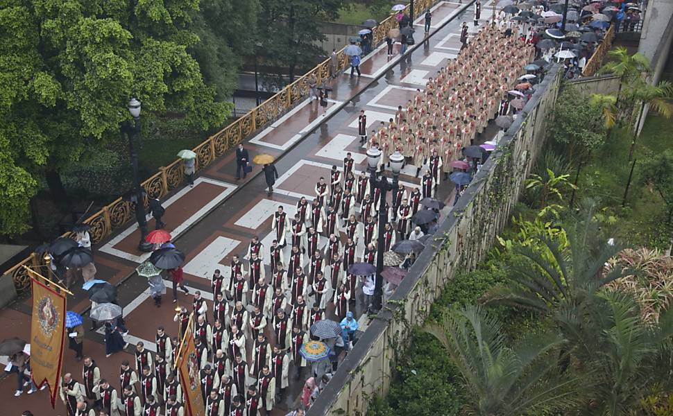 Procissão de Corpus Christi da Igreja de Santa Ifigênia até a Catedral da Sé, ambas no centro de São Paulo