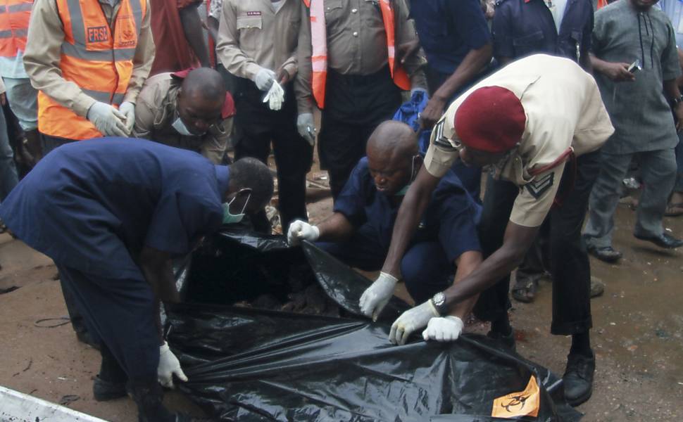 O resgate busca os corpos das vítimas nos destroços do avião que caiu em Lagos; mais de 150 morreram Leia mais