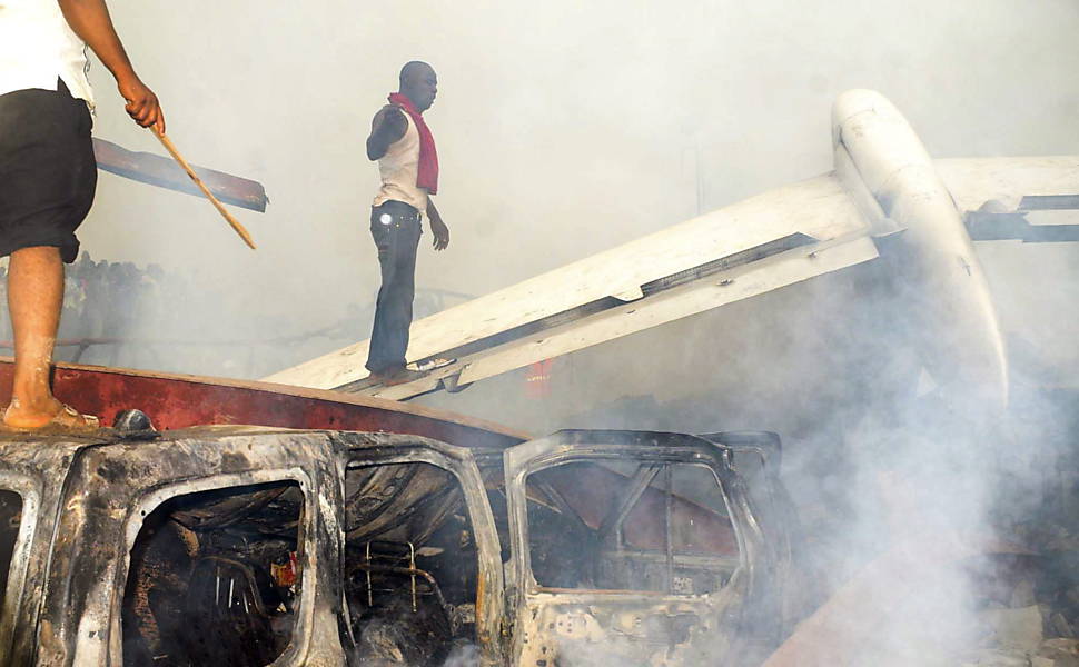 O resgate busca os corpos das vítimas nos destroços do avião que caiu em Lagos; mais de 150 morreram Leia mais