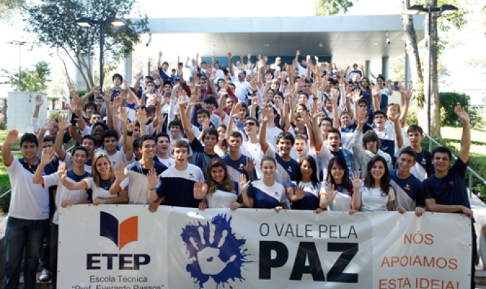 Alunos da Etep fazem o gesto da campanha "O VALE pela paz" - Foto: Warley Leite