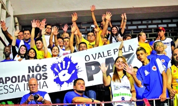  Torcida joseense exibe faixa em apoio à campanha O Vale pela Paz, durante o jogo de basquete, ontem à noite, no Rio de Janeiro