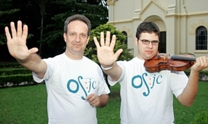  O diretor artístico da Orquestra Sinfônica, Marcelo Stasi, e o novo spalla Rodrigo Monteiro Braga posam fazendo o símbolo da campanha, no parque Vicentina Aranha; ainda em São José dos Campos, os blogueiros do Guia Inclusivo Tancy Costa e Luiz Daniel registram seu apoio a O Vale pela Paz; em Taubaté, Angelo Rubin, Fabiana Pazzine e Pedro Rubin, também fazem o sinal de basta à violência