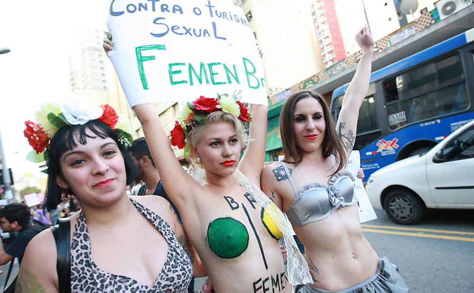 Manifestantes exibem cartazes durante a Marcha das Vadias, na avenida Paulista, em São Paulo Leia mais