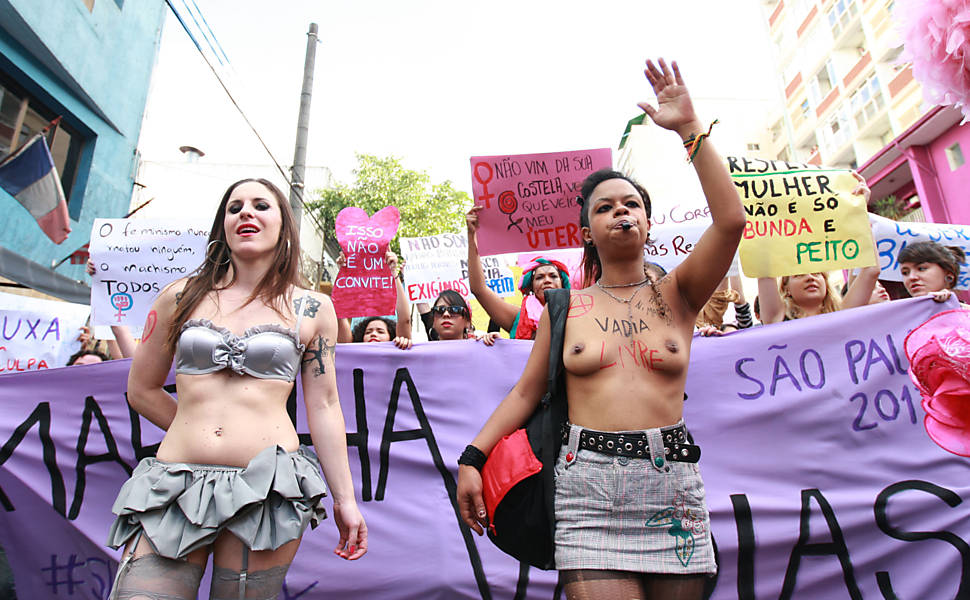 Manifestantes exibem cartazes durante a Marcha das Vadias, na avenida Paulista, em São Paulo Leia mais