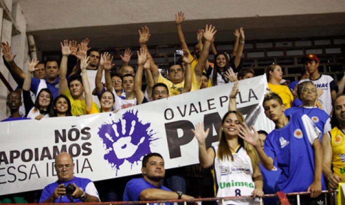 Torcida do basquete adere à campanha O VALE pela paz