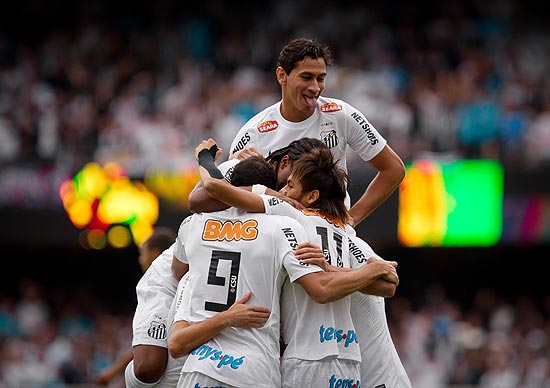 Jogadores do Santos comemoram um gol na partida contra o Guarani, no estádio do Morumbi