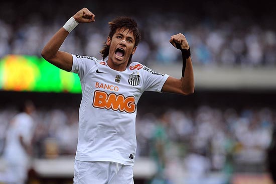 O atacante Neymar comemora o seu gol de pênalti diante do Guarani, no Morumbi