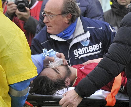 Morosini recebe atendimento em campo após sofrer parada cardíaca