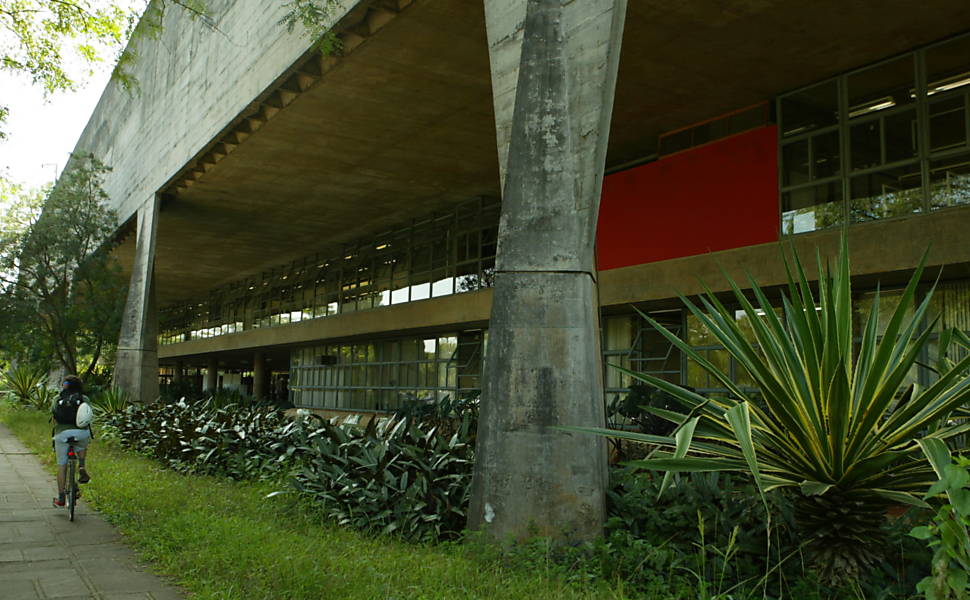 Prédio da FAU (Faculdade de Arquitetura e Urbanismo) da USP (Universidade de São Paulo), projeto do arquiteto Vilanova Artigas; USP está entre as 70 instituições com melhor reputação no mundo Leia mais