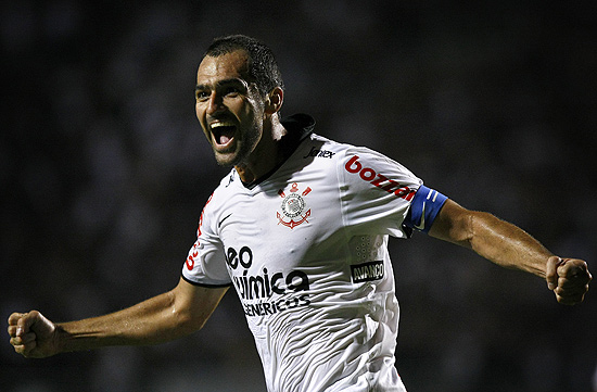 Danilo festeja o seu gol no estádio do Pacaembu