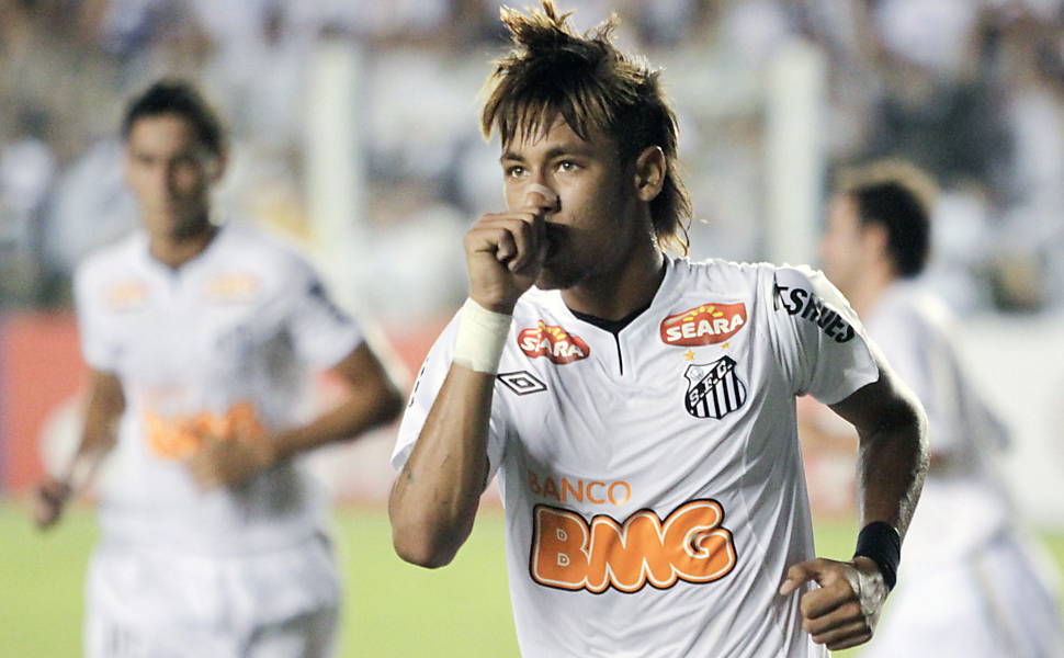 Neymar comemora gol do Santos, o primeiro sobre o Inter-RS, na Vila Leia mais