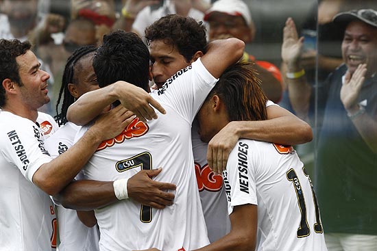 Jogadores comemoram o gol sobre o Corinthians, na Vila Belmiro, em jogo válido pelo Campeonato Paulista