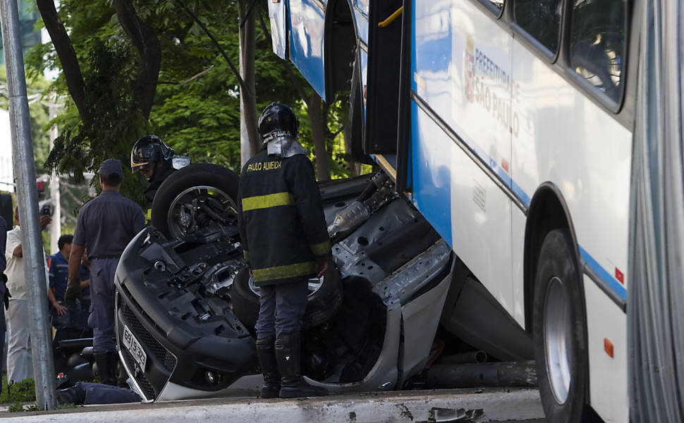 Acidente entre um ônibus e um carro matou um casal de idosos que estava dentro do automóvel e deixou outras duas pessoas feridas na avenida Vereador José Diniz, zona sul de São Paulo Leia mais