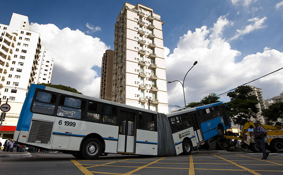 Acidente entre um ônibus e um carro matou um casal de idosos que estava dentro do automóvel e deixou outras duas pessoas feridas na avenida Vereador José Diniz, zona sul de São Paulo Leia mais