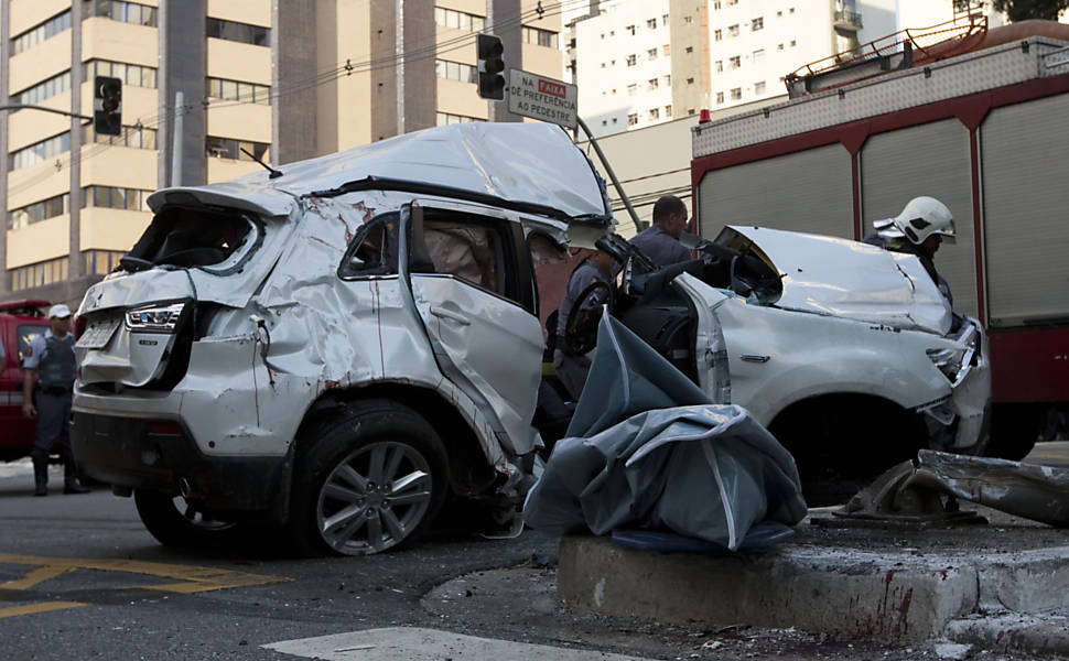 Acidente entre um ônibus e um carro matou um casal de idosos que estava dentro do automóvel e deixou outras duas pessoas feridas na avenida Vereador José Diniz, zona sul de São Paulo Leia mais