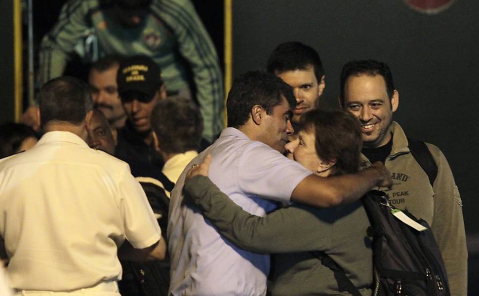 Cerca de 40 integrantes da Estação Antártica Comandante Ferraz, entre eles pesquisadores e servidores civis da base, chegaram por volta da 1h15 de hoje à Base Aérea do Galeão, no Rio Leia mais