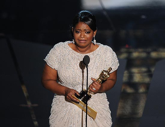 Octavia Spencer recebe Oscar de melhor atriz coadjuvante por seu papel em "Histórias Cruzadas"