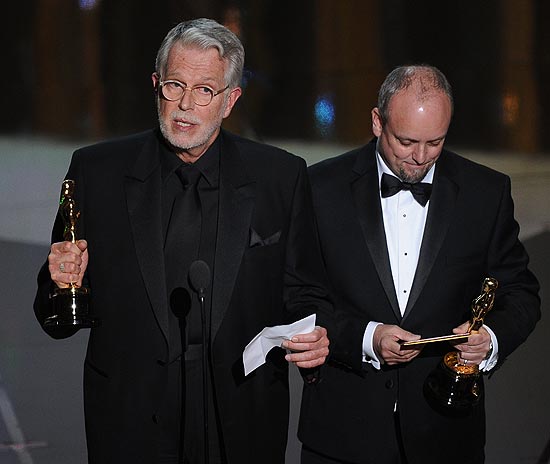 Mark Coulier e J. Roy Helland, de "A Dama de Ferro" recebem o prêmio de melhor maquiagem no Oscar