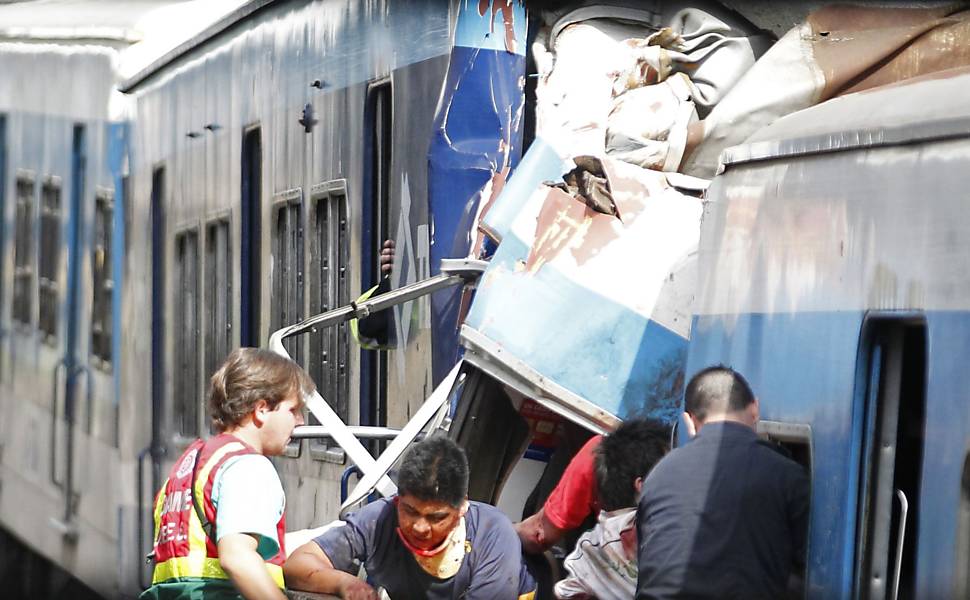 Equipe de resgate retira passageiros presos das ferragens de trem que descarrilou em Buenos Aires Leia mais