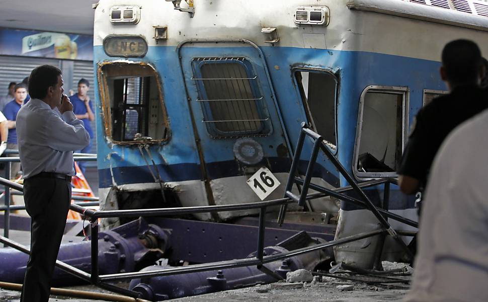 Imagem mostra frente do trem que descarrilou e bateu em estação de Buenos Aires Leia mais