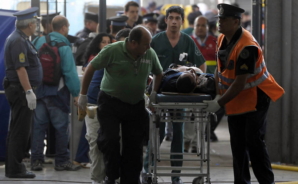 Equipe de resgate atende passageiro ferido durante acidente de trem em Buenos Aires Leia mais