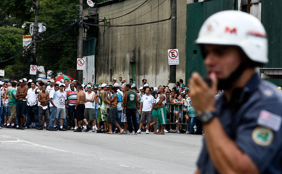 Depois da confusão a Tropa de Choque faz uma barricada em frente a escola Mancha Verde, na Barra Funda Leia mais