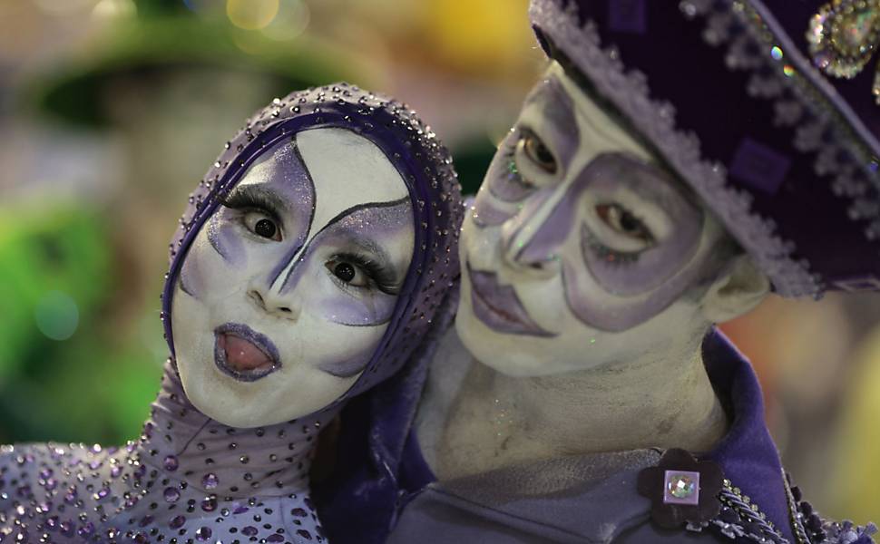 Desfile da escola de samba Renascer de Jacarepaguá, que tem como samba-enredo  "Romero Britto, o Artista da Alegria dá o tom na Folia"; veja o Especial do Carnaval 2012