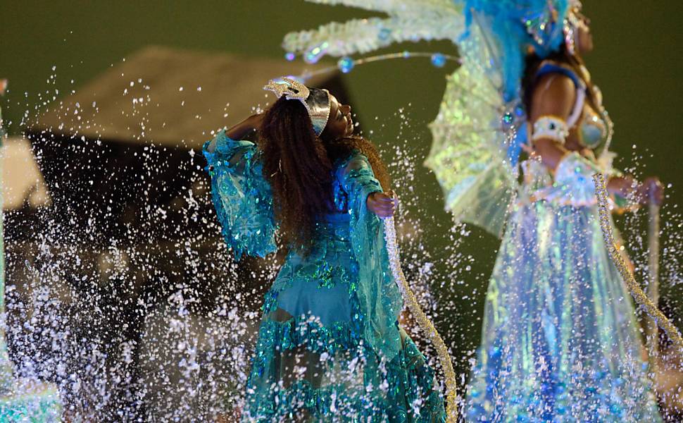 Desfile da escola de samba Portela, que apresentou samba-enredo  "E o Povo na Rua Cantando. É Feito uma Reza, um Ritual...", na Sapucaí; Leia mais