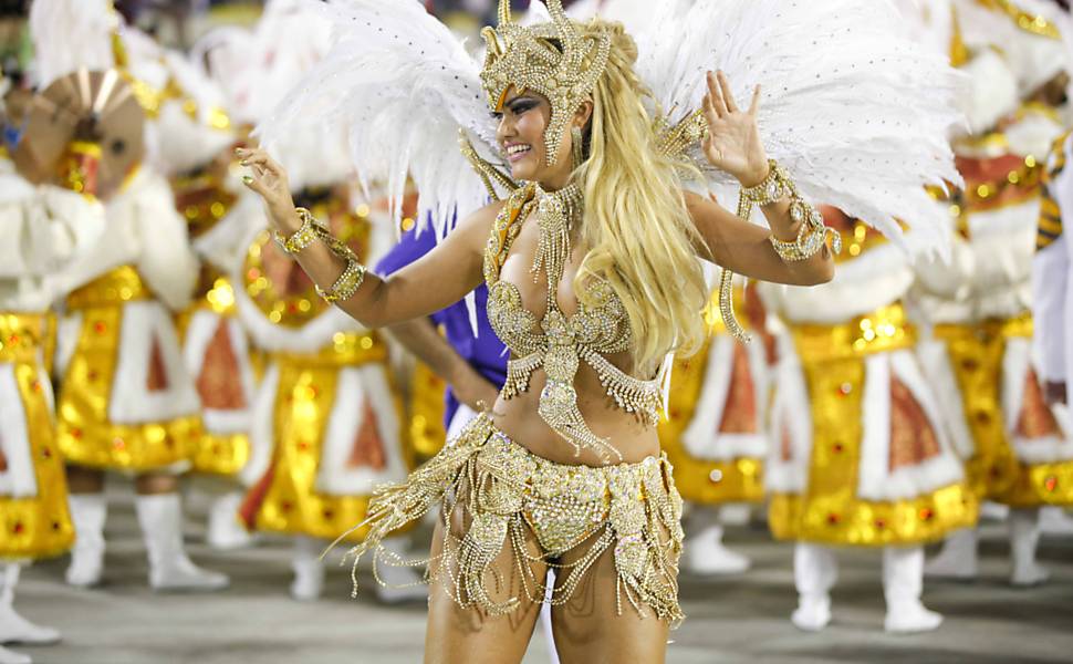 Ellen Roche desfila na escola de samba Porto da Pedra Leia mais