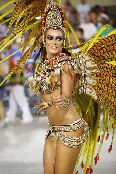 Luize Altenhofen desfile na escola de samba Unidos de Vila Isabel, no Rio de Janeiro Leia mais