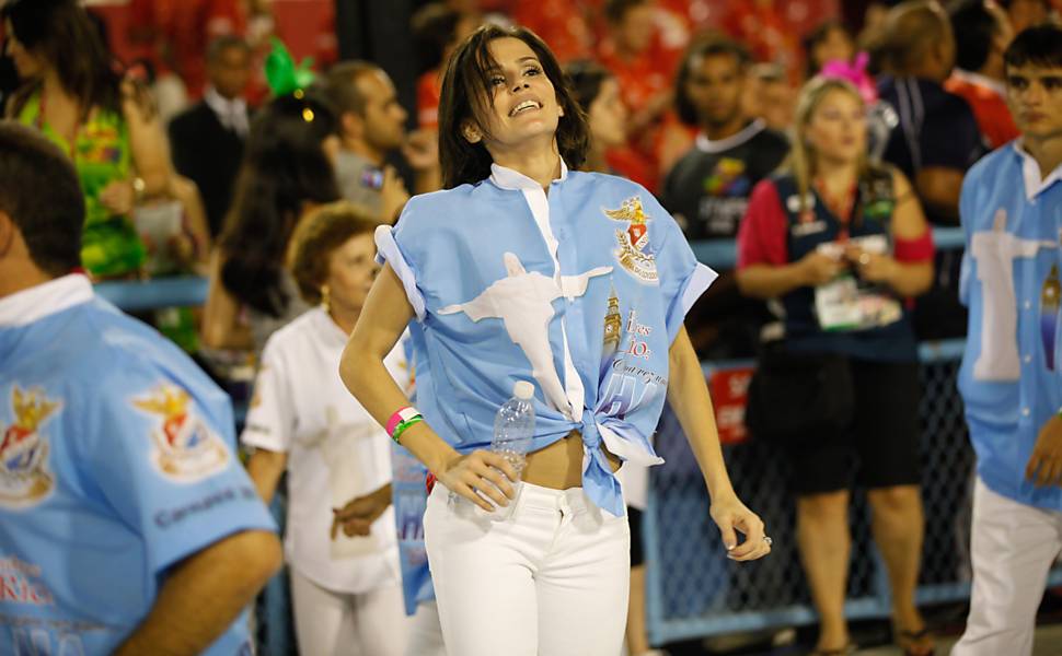 Deborah Secco desfilou com uniforme da diretoria da escola de samba União da Ilha Leia mais