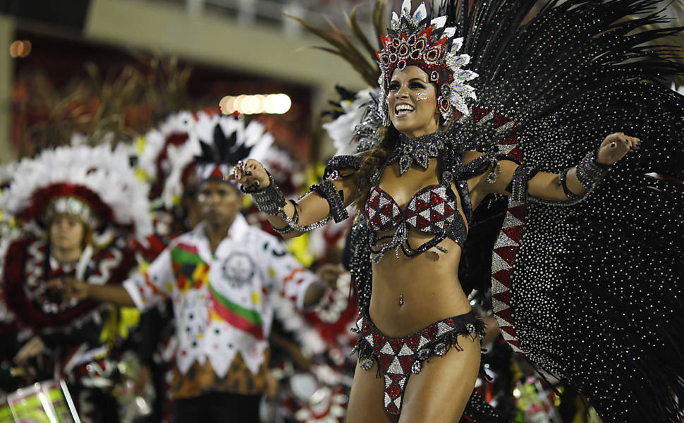 Renata Santos é rainha de bateria da Mangueira; 