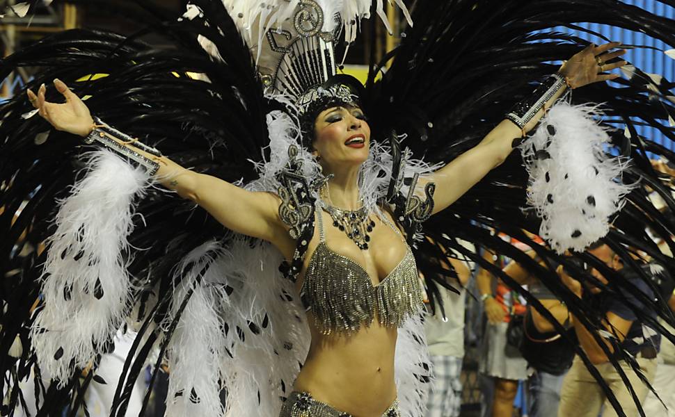 Luciana Gimenez desfila na escola de samba Grande Rio Leia mais