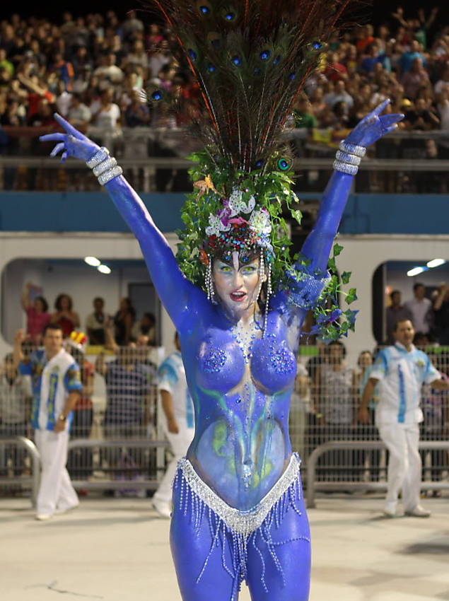 Lívia Andrade, assistente de palco de Silvio Santos, desfila pela Império de Casa Verde com o corpo todo pintado Leia mais