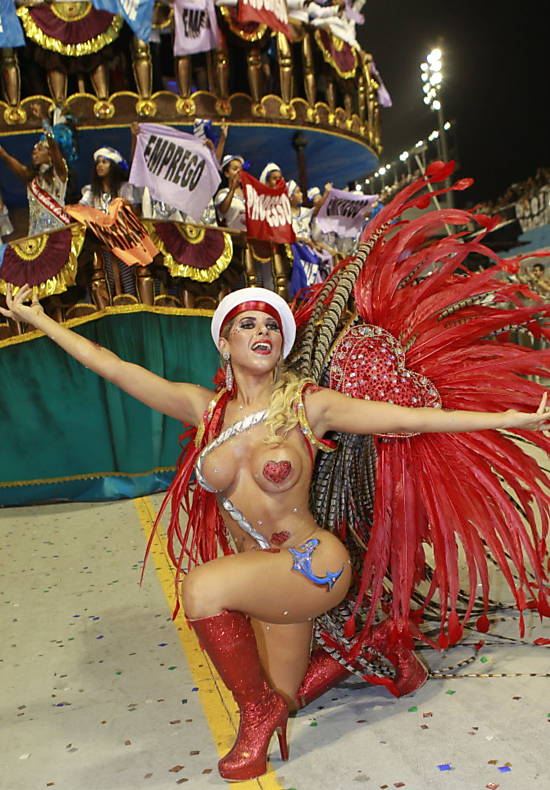 A panicat Ana Paula Minerato, musa da Gaviões da Fiel, durante desfile da escola no Sambódromo do Anhembi, em São Paulo Leia mais