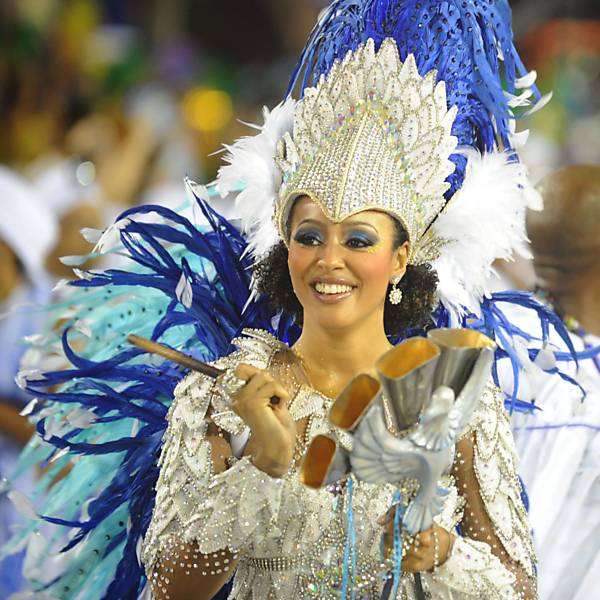 Sheron Menezzes desfila na escola de samba Portela veja o Especial do Carnaval 2012