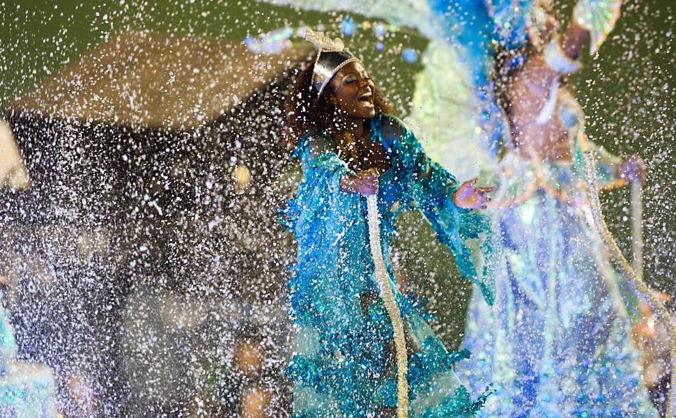 Desfile da escola de samba Portela que tem como samba-enredo  "...E o povo na rua cantando e feito uma reza, um ritual...", na Sapucaí no Rio de Janeiro; veja o Especial do Carnaval 2012