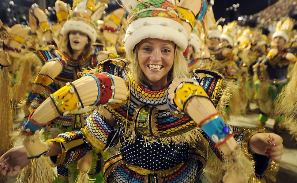 Desfile da escola de samba Portela que tem como samba-enredo  "...E o povo na rua cantando e feito uma reza, um ritual...", na Sapucaí no Rio de Janeiro; veja o Especial do Carnaval 2012