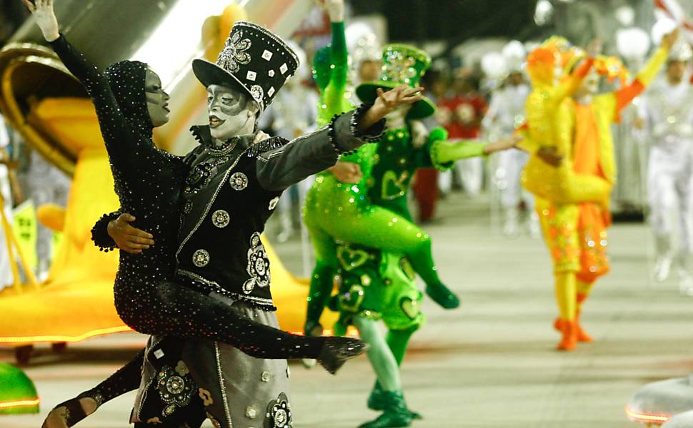 Desfile da escola de samba Renascer de Jacarepaguá que tem como samba-enredo  "Romero Britto, o artista da alegria da o tom na folia", na Sapucaí; veja o Especial do Carnaval 2012