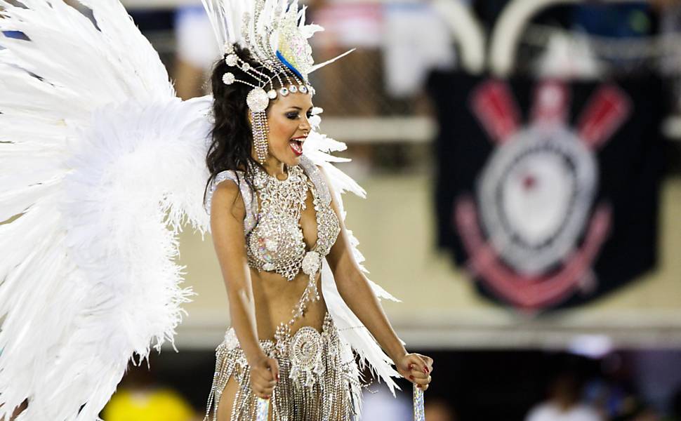 Desfile da escola de samba Renascer de Jacarepaguá que tem como samba-enredo  "Romero Britto, o artista da alegria da o tom na folia", na Sapucaí; veja o Especial do Carnaval 2012