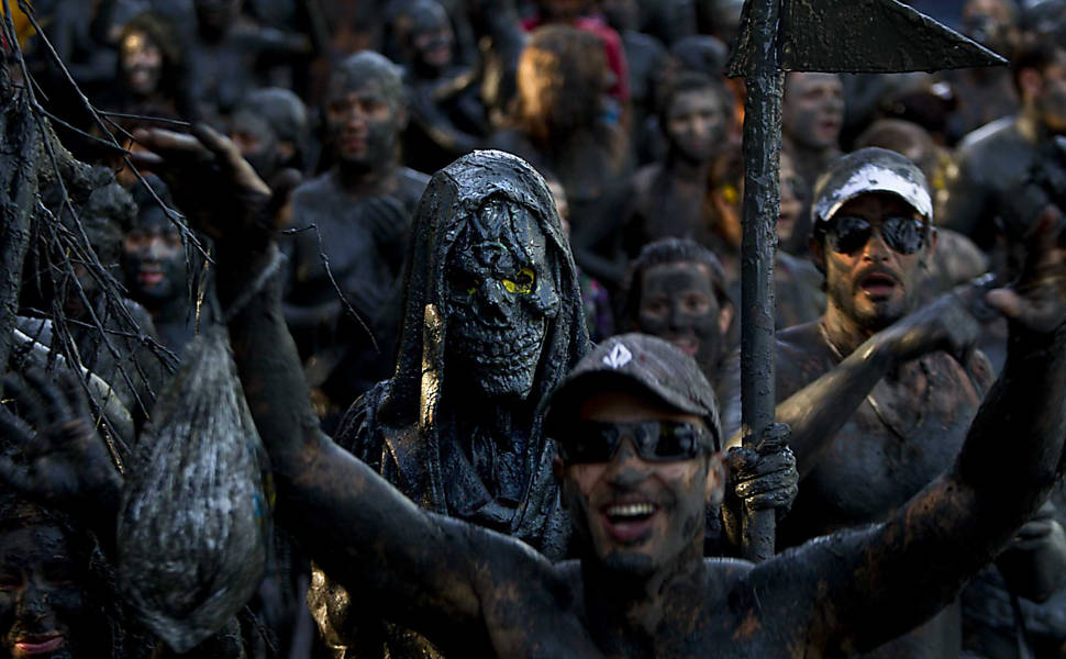 Bloco da Lama, que sai todo ano no sábado de Carnaval na praia do Jabaquara, em Paraty (RJ) Leia mais