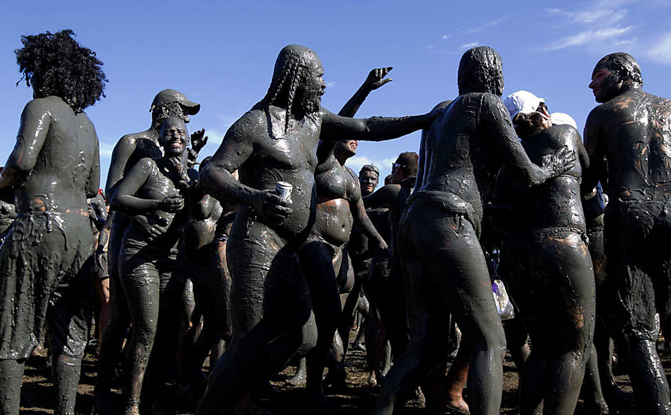 Bloco da Lama, que sai todo ano no sábado de Carnaval na praia do Jabaquara, em Paraty (RJ) Leia mais