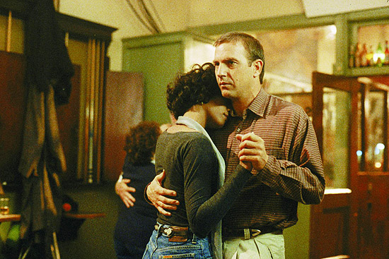 Whitney Houston e Kevin Costner em cena do filme "O Guarda-Costas", de 1992