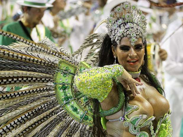 A Camisa Verde e Branco contou com a modelo Solange Gomes como madrinha de bateria no desfile que abriu o Carnaval paulistano   Foto: Elisa Rodrigues/Futura Press