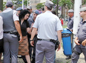 Advogada de Lindemberg, Ana Lúcia Assad, deixa o Fórum de Santo André ao som de vaias; júri será retomado hoje