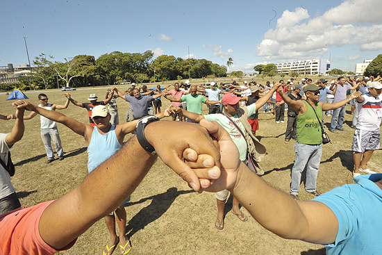 Policiais em greve fazem oração em frente à Assembleia Legislativa da Bahia; categoria começa a deixar prédio