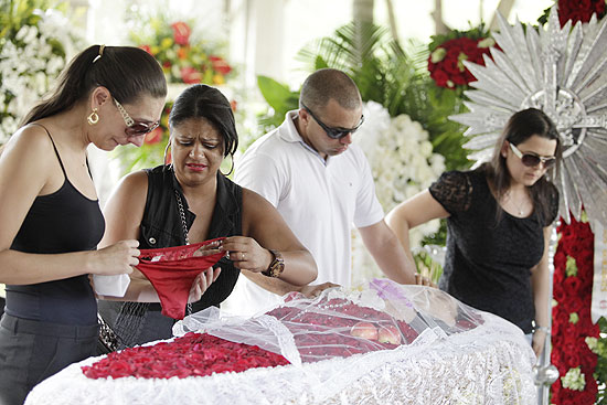 Fãs colocam calcinha sobre o caixão do cantor Wando, que morreu hoje aos 66 anos, em Belo Horizonte; veja mais fotos 